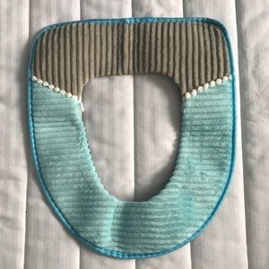 NWOT Soft + washable plush toilet seat cov…
